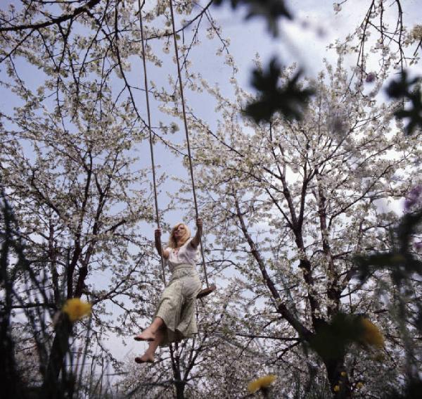 Campagna pubblicitaria Ferrero Rochè. Fotomodella su un'altalena sospesa sopra un albero