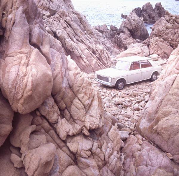 Autovettura Simca colore bianco. Veduta della macchina parcheggiata sopra una scogliera