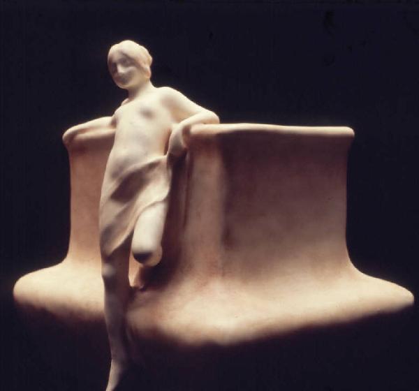 Oggetto in terracotta con figura femminile
