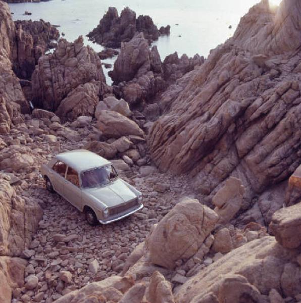 Autovettura Simca - Scorcio dall'alto del veicolo parcheggiato su una scogliera