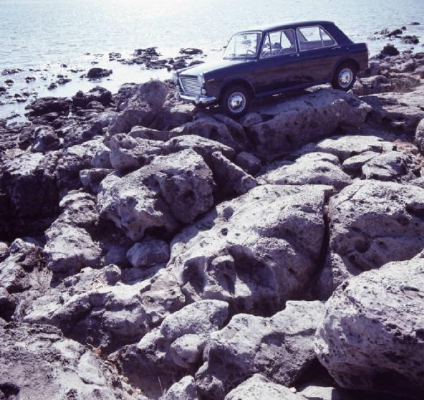 Autovettura Mini Minor. Scorcio del veicolo parcheggiato su una scogliera