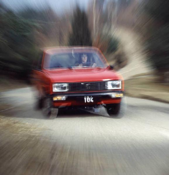 Autovettura Peugeot modello 104. Ripresa frontale con il veicolo in movimento