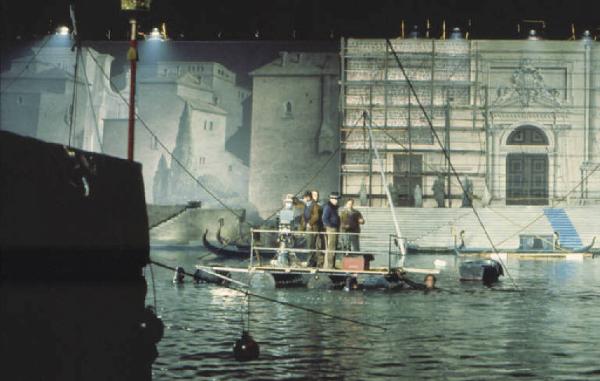 Set cinematografico del film "Il Casanova" - regia di Federico Fellini. Scenografie sull'acqua