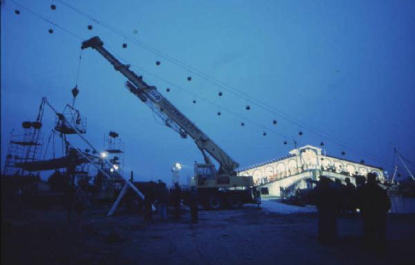 Set cinematografico del film "Il Casanova" - regia di Federico Fellini. Posa in opera delle scenografie. Il ponte di Rialto sullo sfondo