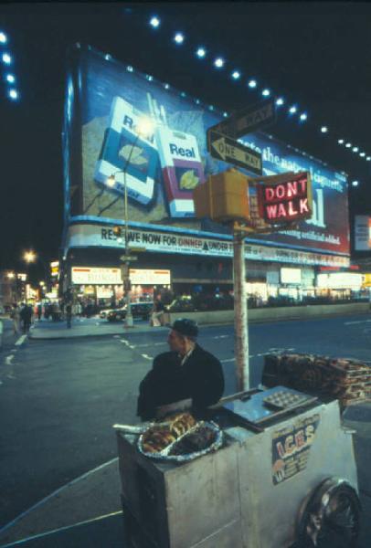 New York. Venditore ambulante presso un incrocio - notturno