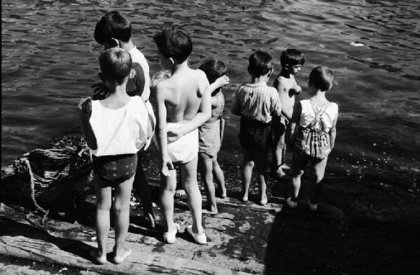 Porto di Napoli. Gruppo di bambini in riva al mare