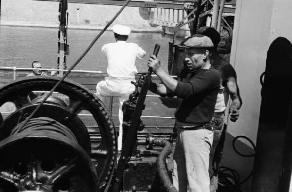 Porto di Savona. Operai addetti al trasporto e carico di carbone - marinaio