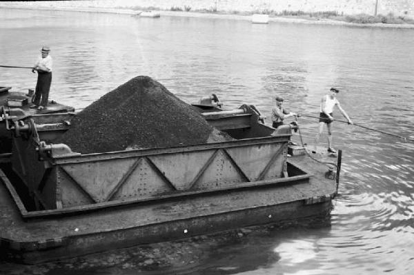 Porto di Savona. Operazioni di trasporto e carico di carbone - chiatta