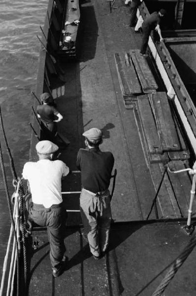 Porto di Savona. Operai addetti al trasporto e carico di carbone