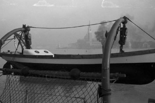 Nave scuola Amerigo Vespucci. Scialuppa di salvataggio, con Venezia sullo sfondo