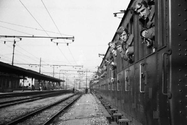 Stazione di Milano. Inizio del viaggio verso l'Africa e militari affacciati dai finestrini del treno