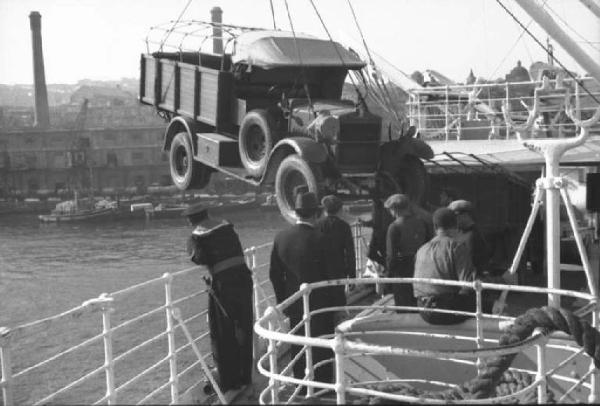 Viaggio verso l'Africa. Porto di Napoli - a bordo del piroscafo "Vulcania" - imbarco degli autocarri