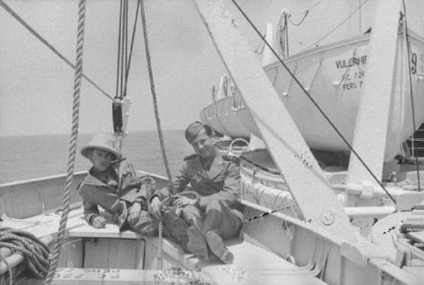 Viaggio in Africa. Ritratto di coppia - militari italiani a bordo del piroscafo "Vulcania"