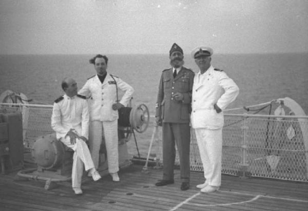 Viaggio in Africa. Ritratto di guppo - militari italiani e ufficiali di bordo sul ponte del piroscafo "Vulcania"