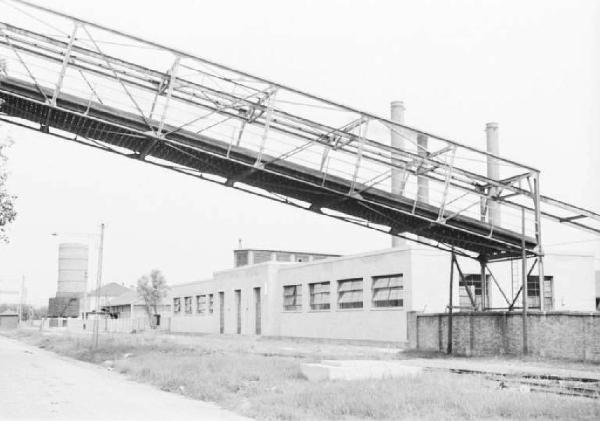 Porto Marghera. Strutture per il carico e il trasporto di materiali