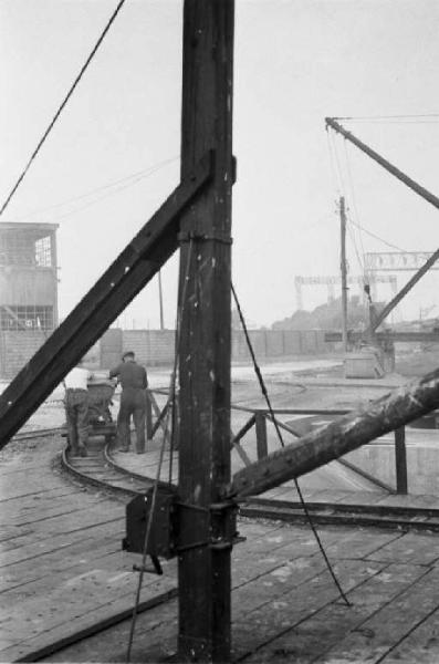 Porto Marghera. Strutture per il carico e il trasporto di materiali sulle banchine del porto