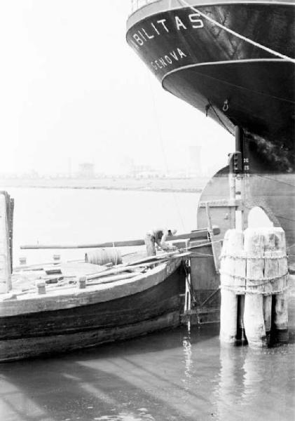 Porto Marghera. Operai al lavoro sulle banchine del porto. Si nota la poppa della nave Amabilitas