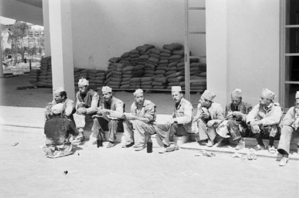 Prima Mostra Triennale delle Terre Italiane d'oltremare - ristorante della piscina in costruzione - esterno - operai in pausa