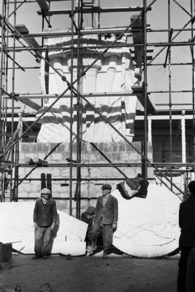 Prima Mostra Triennale delle Terre Italiane d'oltremare - piazza Roma - scultura "Trofeo Romano" di Enzo Puchetti in costruzione