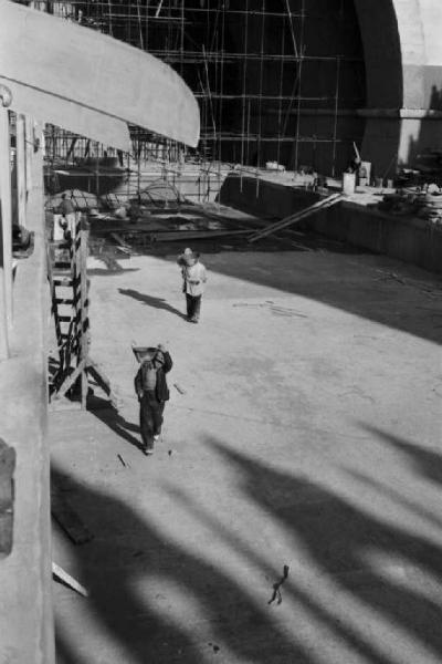 Prima Mostra Triennale delle Terre Italiane d'oltremare - padiglione delle Repubbliche marinare - settore storico - fondaco veneziano - operai a lavoro