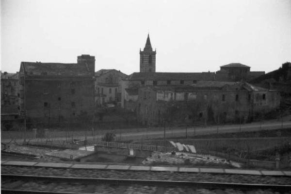 Viaggio verso l'Africa. Vedute dal finestrino del treno: edifici e il campanile di una chiesa