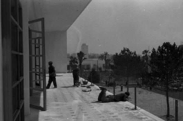 Prima Mostra Triennale delle Terre Italiane d'oltremare - ristorante della piscina - terrazzo - operai a lavoro