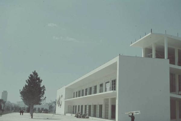 Prima Mostra Triennale delle Terre Italiane d'oltremare - ristorante della piscina - fronte esterno - progetto di Carlo Cocchia