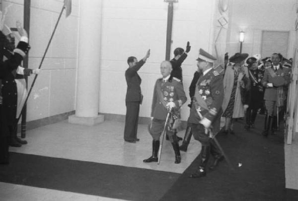 Inaugurazione della Triennale delle Terre d'Oltremare. Il re Vittorio Emanuele III e il suo seguito