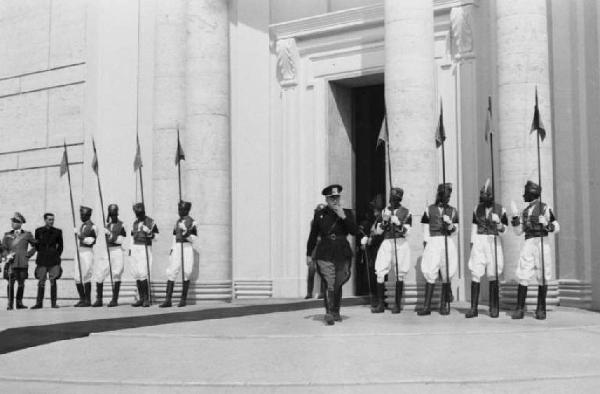 Inaugurazione della Triennale delle Terre d'Oltremare - ufficiale dell'esercito - guardia schierata