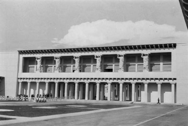 Prima Mostra Triennale delle Terre Italiane d'oltremare - piazza dell'Impero - ingresso porticato