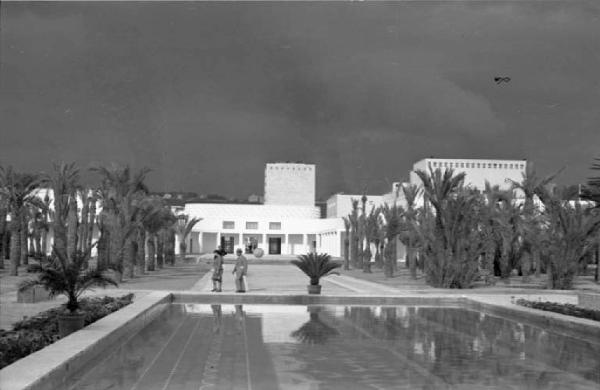 Prima Mostra Triennale delle Terre Italiane d'oltremare. Napoli - Settore geografico - Padiglione Libia - Cortile interno - Piscina decorata sul fondale con maioliche di Vietri sul Mare