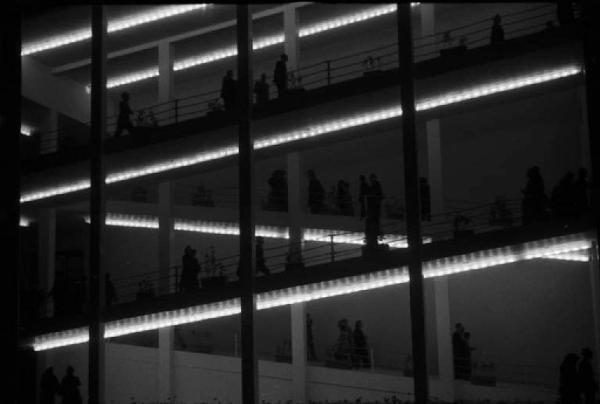 Prima Mostra Triennale delle Terre Italiane d'Oltremare - ristorante della piscina - rampa di accesso - visione dalle grate del cancello di ingresso al padiglione della Banca d'Italia