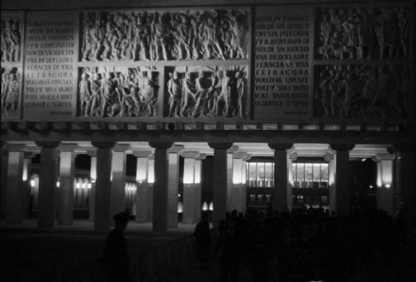 Prima Mostra Triennale delle Terre Italiane d'oltremare - piazza dell'Impero - portico di ingresso con illuminazione notturna