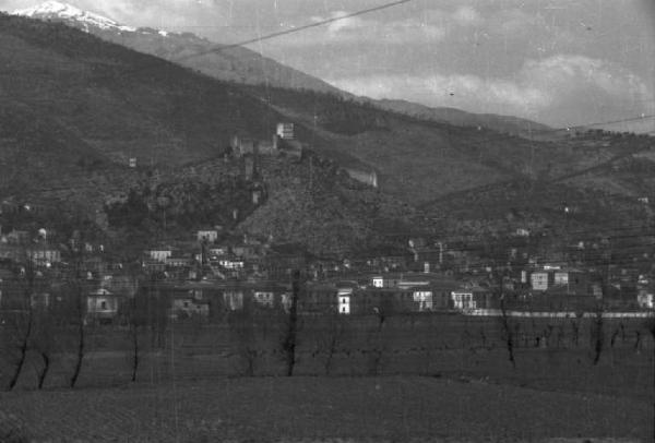 Viaggio verso l'Africa. Vedute dal finestrino del treno: il paese di Montecassino