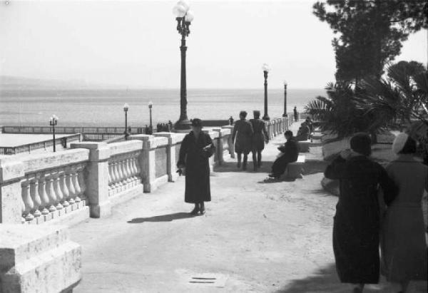 Viaggio verso l'Africa. Napoli: passeggiata lungomare di via Caracciolo