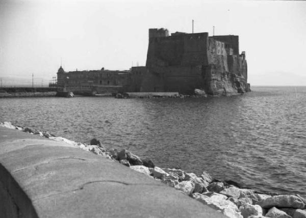 Viaggio verso l'Africa. Napoli: veduta di Castel dell'Ovo