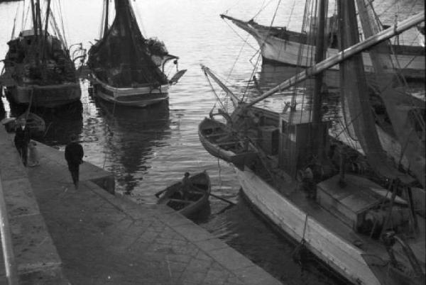 Viaggio verso l'Africa. Porto di Napoli - imbarcazioni mercantili a vela ormeggiate in banchina