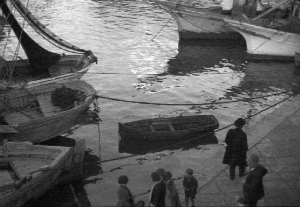 Viaggio verso l'Africa. Porto di Napoli - mbarcazioni mercantili a vela ormeggiate in banchina