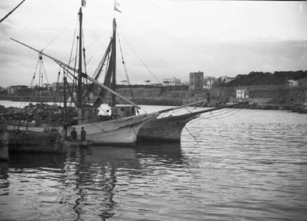 Viaggio verso l'Africa. Porto di Napoli - imbarcazioni mercantili a vela ormeggiate in banchina