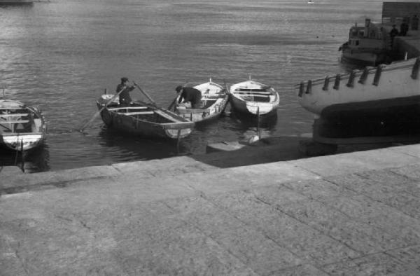 Viaggio verso l'Africa. Porto di Napoli - banchina - barche a remi