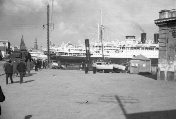 Viaggio verso l'Africa. Porto di Napoli - banchina - piroscafo