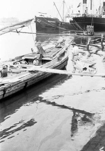 Porto Marghera. Banchina con barca ormeggiata