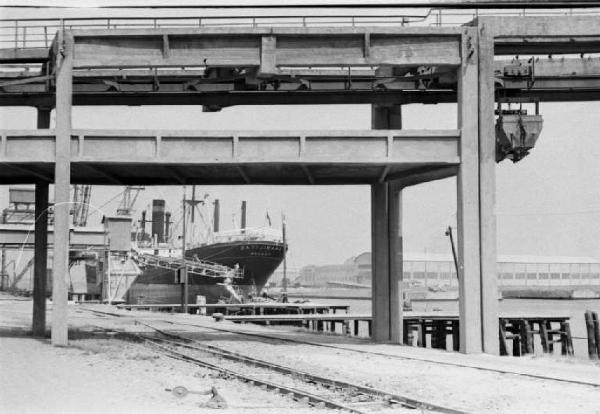 Porto Marghera. Strutture per il carico e il trasporto di materiali. Carriponte