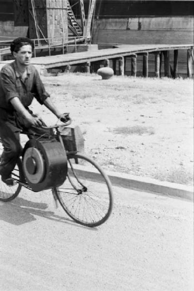 Porto Marghera. Bicicletta che passa lungo la banchina