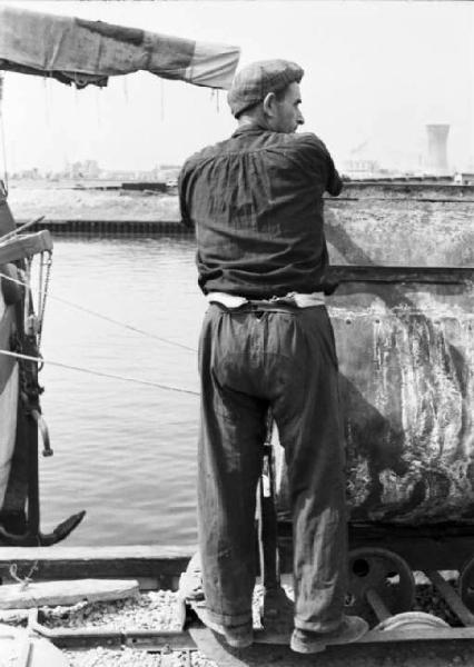 Porto Marghera. Operaio al lavoro