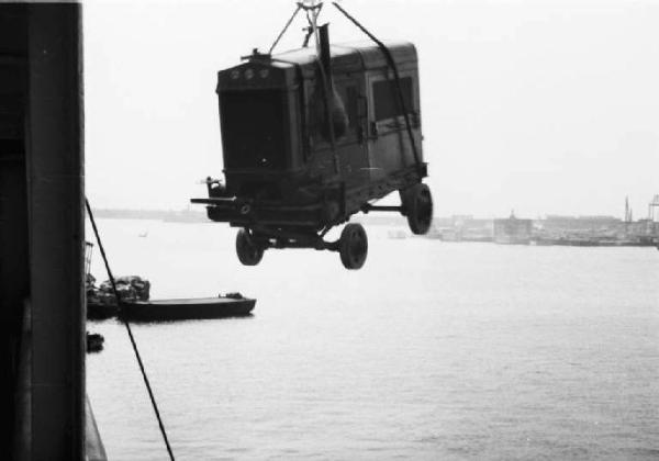 Viaggio verso l'Africa. Porto di Napoli - a bordo del piroscafo "Vulcania" - operazioni di carico di un rimorchio