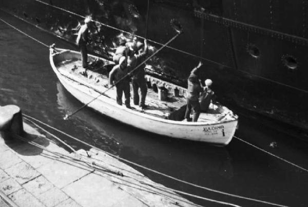 Viaggio verso l'Africa. Porto di Napoli - a bordo del piroscafo "Vulcania" - scialuppa calata lungo la fiancata