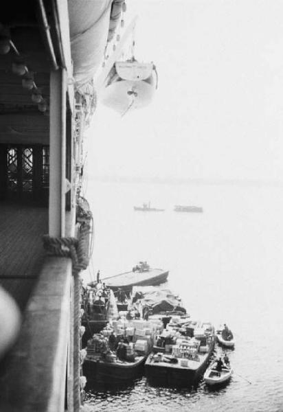 Viaggio verso l'Africa. Porto di Napoli - a bordo del piroscafo "Vulcania" - un ponte - chiatte sottobordo