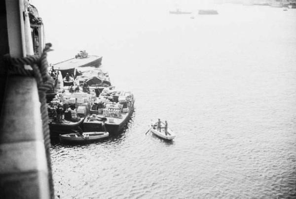 Viaggio verso l'Africa. Porto di Napoli - a bordo del piroscafo "Vulcania" - un ponte - chiatte sottobordo