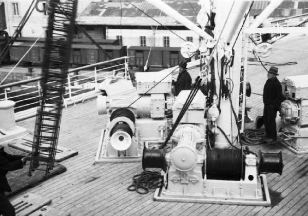 Viaggio verso l'Africa. Porto di Napoli - a bordo del piroscafo "Vulcania" - argani